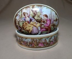 ANTIGA CAIXA PORTA JÓIAS DE PORCELANA - CENA ROMÂNTICA FILETE DOURADO - FORMATO OVAL - MEDINDO 20 X 14 X 8 CM - SEM USO