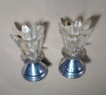 PAR DE CASTIÇAIS DE CRISTAL - BASE EM METAL - MEDINDO 13 X 7CM