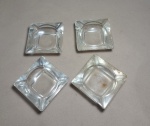 LOTE COM 04 CINZEIROS DE CRISTAL- MEDINDO 7 X 7 CM - NO ESTADO