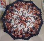 ANTIGO GUARDA-CHUVAS - ARMAÇÃO E CABO EM FERRO - PEGA TRABALHADA COM PEDRAS VERMELHAS - FECHADO 86 CM - MARCAS DO TEMPO