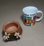LOTE COM 01 VASO DE CERÂMICA - DECORAÇÃO FLOR EM APLIQUE - 01 XÍCARA ESTAMPA DE BANDEIRAS