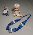 LOTE COM 01 COLAR FEMININO - 01 BONECA MINIATURA - 01 BIBELÔ TOPO PARA BOLO - NO ESTADO