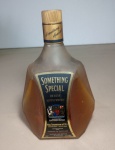 GARRAFA DE WHISKY SOMETHING SPECIAL DE LUXE SCOTCH - VENDA PROIBIDA PARA MENORES DE 18 ANOS - NO ESTADO