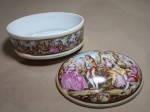 ANTIGA CAIXA PORTA JÓIAS DE PORCELANA - CENA ROMÂNTICA FILETE EM DOURADO - FORMATO OVAL - MEDINDO 20 X 14 X 8 CM - SEM USO