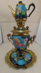 SAMOVAR RUSSO COM BANDEJA E BULE - CONJUNTO TODO EM METAL DOURADO - 220 V - ACOMPANHA CABO ELÉTRICO - PINTURA ARTÍSTICA - MEDIDA TOTAL 37 X 26 X 20 CM - SEM USO