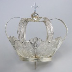 REFINADA E NOBRE GRANDE COROA PARA IMAGEM EM PRATA, TRABALHADA EM DELICADA FILIGRANA COM MOTIVOS ORN