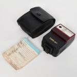 FOTOGRAFIA, um (1) flash da marca CANON, modelo 244T Speedlite, Made in Japan, usado, não testado e sem garantia, vide foto.