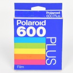 FOTOGRAFIA, um (1) filme da marca POLAROID, 600 PLUS, acondicionado na caixa, lacrado e sem uso, Made in Netherlands (Holanda), caixa no estado, vide foto.