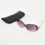 ACESSÓRIO FEMININO, um (1) óculos de sol, sem marca de manufatura aparente, acondicionado em estojo da marca ALL LEATHER, com fechamento por zíper, sinais de uso, vide foto.