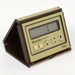 RELÓGIO, um (1) de viagem ou cabeceira, marca BULOVA (Joseph Bulova Company, relojoaria fundada em 1875 pelo imigrante da Tchecoslováquia Joseph Bulova na cidade de New York, USA; em 1912 inaugurou a sua fabrica em Biel na Suíça; em 1923 virou Bulova Watch Company; em 1979 tornou-se parte da Loews Corporation; em 2007 foi vendido para a Citizen; atualmente no Brasil são distribuídos pela Magnum Relógios), brinde do CITIBANK, modelo B6998, quartz, despertador, funcionando, falta a bateria, sem garantia, vide foto.