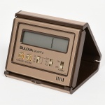 RELÓGIO, um (1) de viagem ou cabeceira, marca BULOVA (Joseph Bulova Company, relojoaria fundada em 1875 pelo imigrante da Tchecoslováquia Joseph Bulova na cidade de New York, USA; em 1912 inaugurou a sua fabrica em Biel na Suíça; em 1923 virou Bulova Watch Company; em 1979 tornou-se parte da Loews Corporation; em 2007 foi vendido para a Citizen; atualmente no Brasil são distribuídos pela Magnum Relógios), brinde do CITIBANK, modelo B6998, quartz, despertador, funcionando, falta a bateria, sem garantia, vide foto.