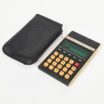 ELETRÔNICO, uma (1) calculadora da marca SHARP, modelo EL-8131, Made in Japan, acondicionada na capa original, usada, não testada e sem garantia, vide foto.