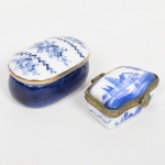 PORCELANA, duas (2) caixas miniatura: 1 pintada a mão na técnica blue and white, representando paisagem, monture em bronze, traz na base marca da PORCELAIN ART, medindo 5,5 x 3,5 x 2,5 cm; 1 oval pintada a mão com flores na tonalidade azul, arremates a ouro, marca do atelier IGNEZ LEIG  para R. C. R. J. Tijuca  Presidente 2003/2004, medindo 6,5 x 4 x 3,5 cm, ambas com sinais de uso, vide foto.