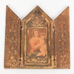 ARTE SACRA, um (1) oratório de viagem, tipo ícone, com lito policromada representando Madona com Menino Jesus, confeccionado em madeira, apliques a ouro, uma das portinholas solta, medindo aberto 16 x 16 cm, sinais de uso, falhas e pequenos defeitos, vide foto.
