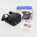 FOTOGRAFIA, uma (1) câmera fotográfica da marca POLAROID, modelo SUPERCOLOR 635CL, acondicionada na caixa original, possui manual, não aparenta ter sido usada ou pouco uso, vide foto.