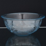 VIDRO, uma (1) saladeira tipo bowl, incolor e translúcida, acetinada, lapidada em elementos vegetalistas, medindo 20 cm diâmetro e 9 cm altura, pouco uso, vide foto.