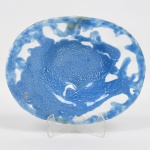 VIDRO, uma (1) pequena fruteira oval, confecção artesanal, tonalidade azul e incolor, translúcida, medindo 22 x 17 cm, sinais de uso, vide foto.