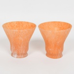 LUMINÁRIA, par (2) cúpulas em vidro mesclado nas tonalidades laranja e branco, medindo 11 cm diâmetro e 10,5 cm altura, sinais de uso, vide foto.