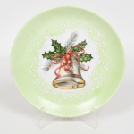 PORCELANA, um (1) prato decorativo com ornamentação natalina representando sino, pintado a mão pelo atelier Lena Abrantes 98, medindo 19 cm diâmetro, vide foto.