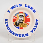 FAIANÇA INGLESA, um (1) prato com ornamentação figurativa, policromado, traz a legenda: Your Country Needs You  I Was Lord (Seu Pais precisa de você  Eu era Lorde), Kitcheners Valet (design), marcado CARNABY ST. & PICCADILLY  London, apresenta o craquejado característico do envelhecimento de toda a faiança, medindo 14,5 cm diâmetro, vide foto.