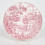 FAIANÇA INGLESA, um (1) prato raso, ornado com paisagem rural, tonalidade magenta, arremates a ouro, marca MYOTT, SON & CO. (fundada em 1898 por Ashley Myott, que com a ajuda do seu irmão Sydney Myott comprou várias outras olarias, pouca informação permanece desta companhia pois seus registros foram destruídos por um incêndio em 1949), modelo THE HUNTER, medindo 25,5 cm diâmetro, apresenta o craquejado característico do envelhecimento de toda a faiança, vide foto.
