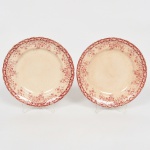 FAIANÇA INGLESA, par (2) antigos pratos rasos, ornamentação vegetalista, tonalidade magenta, marca THOMAS HUGHES, (Thomas Hughes Ironstone China, estabelecido de 1860 a 1876, Waterloo Road, Burslem; de 1872 a 1894, Top Bridge Works, Longport, Burslem; em 1895 virou Thomas Hughes & Son; em 1910 acrescentou no nome a palavra Ltd, funcionou até 1957), modelo MARIA, apresentam o craquejado característico do envelhecimento de toda a faiança, um deles com trincado acentuado, medindo 23 cm diâmetro, vide foto.