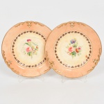 FAIANÇA, par (2) antigos pratos decorativos, vazados na borda, ornamentação floral policromada, faixa na tonalidade creme, generosos arremates a ouro, sem marca de manufatura aparente, possivelmente século XIX, marcados no verso com numeração 4/3125, medindo 23 cm diâmetro, ambos com trincados acentuados e craquejados, vide foto.