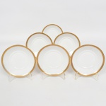 PORCELANA FRANCESA, seis (6) pires descasados sem as xícaras de chá, borda com barrado grego a ouro, marca CHARLES AHRENFELDT (1807 a 1894; nasceu na Alemanha, foi importador de porcelanas na cidade de New York, mudou-se para a França, fundou uma fábrica de porcelanas na região de Limoges, não há registros da datação exata, estima-se algo entre 1884 e 1894, após sua morte assumiu seu filho Charles J. Ahrenfeldt 1856 a 1934; 1917 M. Grob assumiu a fábrica; 1925 premiado como ganhador do Grand Prix na Exposição Art Deco em Paris; 1958 a fábrica foi vendida para um grupo financeiro; 1969 a fábrica fechou), medindo 15 cm diâmetro, sinais de uso, vide foto.