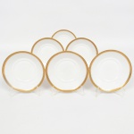 PORCELANA FRANCESA, seis (6) pires descasados sem as xícaras de chá, borda com barrado grego a ouro, marca CHARLES AHRENFELDT (1807 a 1894; nasceu na Alemanha, foi importador de porcelanas na cidade de New York, mudou-se para a França, fundou uma fábrica de porcelanas na região de Limoges, não há registros da datação exata, estima-se algo entre 1884 e 1894, após sua morte assumiu seu filho Charles J. Ahrenfeldt 1856 a 1934; 1917 M. Grob assumiu a fábrica; 1925 premiado como ganhador do Grand Prix na Exposição Art Deco em Paris; 1958 a fábrica foi vendida para um grupo financeiro; 1969 a fábrica fechou), medindo 15 cm diâmetro, sinais de uso, vide foto.