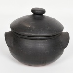 CERÂMICA, uma (1) panela com tampa, modelada em barro e cozida, não aparenta ter sido usada, medindo 19 cm diâmetro, vide foto.