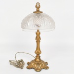 LUMINÁRIA, um (1) abat-jour para um lume, base em bronze, patina dourada, cúpula em vidro, moldada em abacaxis e esferas, detalhes acetinados, parte elétrica funcionando, medindo 37 cm altura, sinais de uso, vide foto.