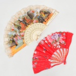 DIVERSOS, dois (2) leques, confeccionados em materiais variados: polímero, tecido, renda, etc., ambos com ornamentação policromada, um deles com flores e outro com cenas do gênero, medindo o maior fechado 24 cm, sinais de uso, vide foto.