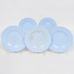 FAIANÇA INGLESA, cinco (5) pratos de sobremesa, tonalidade azul, marca J & G Meakin Ltd (fundada em 1851 no Hanley, Stoke-on-trent, Staffordshire, pelos irmãos James e George, foi vendida em 1970 para o grupo Wedgwood mas ainda usou o nome Meakin até o ano 2000), modelo CELESTE, medindo 18 cm diâmetro, sinais de uso, vide foto.