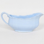 FAIANÇA INGLESA, uma (1) molheira, tonalidade azul, marca J & G Meakin Ltd (fundada em 1851 no Hanley, Stoke-on-trent, Staffordshire, pelos irmãos James e George, foi vendida em 1970 para o grupo Wedgwood mas ainda usou o nome Meakin até o ano 2000), modelo CELESTE, medindo 20 cm comprimento, sinais de uso, vide foto.