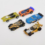 COLECIONISMO, cinco (5) carros miniatura HOT WHELLS, produzidos na Malásia, sem uso retirados da embalagem e colocados na estante, modelos variados, ano aproximado 2000, um pouco mais, um pouco menos, vide foto.