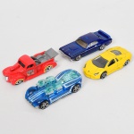 COLECIONISMO, cinco (5) carros miniatura HOT WHELLS, produzidos na Malásia, sem uso retirados da embalagem e colocados na estante, modelos variados, ano aproximado 2000, um pouco mais, um pouco menos, vide foto.
