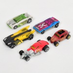 COLECIONISMO, cinco (5) carros miniatura HOT WHELLS, produzidos na Malásia, sem uso retirados da embalagem e colocados na estante, modelos variados, ano aproximado 2000, um pouco mais, um pouco menos, vide foto.