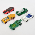 COLECIONISMO, cinco (5) carros miniatura HOT WHELLS, produzidos na Malásia, sem uso retirados da embalagem e colocados na estante, modelos variados, ano aproximado 2000, um pouco mais, um pouco menos, vide foto.