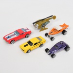 COLECIONISMO, cinco (5) itens: 4 carros e 1 helicóptero, todos miniatura HOT WHELLS, produzidos na Malásia, sem uso retirados da embalagem e colocados na estante, modelos variados, ano aproximado 2000, um pouco mais, um pouco menos, vide foto.