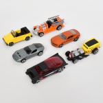 COLECIONISMO, seis (6) carros miniatura HOT WHELLS, produzidos na Malásia, Tailândia, China, etc., sem uso retirados da embalagem e colocados na estante, modelos variados, ano aproximado 2000, um pouco mais, um pouco menos, vide foto.