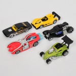 COLECIONISMO, seis (6) carros miniatura HOT WHELLS, produzidos na Malásia, Tailândia, China, etc., sem uso retirados da embalagem e colocados na estante, modelos variados, ano aproximado 2000, um pouco mais, um pouco menos, vide foto.
