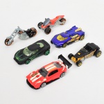 COLECIONISMO, seis (6) itens: 4 carros e 2 motos, todos miniatura HOT WHELLS, produzidos na Malásia, Tailândia, China, etc., sem uso retirados da embalagem e colocados na estante, modelos variados, ano aproximado 2000, um pouco mais, um pouco menos, vide foto.