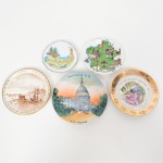 PORCELANA, cinco (5) pratinhos decorativos, ornamentações variadas, a maioria souvenires de países diversos inclusive Brasil, medindo o maior 10 cm, vide foto.