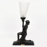LUMINÁRIA, um (1) abat-jour para um lume, padrão Art Deco, base figurativa feminina, confeccionada em resina ou símile, tonalidade preta, selo  da Italy Style, cúpula obcônica em vidro, acetinada, medindo 36,5 cm altura, parte elétrica funcionando, sinais de uso, vide foto.