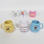 PORCELANA, seis (6) canecas variadas: 2 com propaganda do Arraial do Minho; 1 com dizeres; 3 exaltando Dinda e Madrinha, manufaturas variadas, medindo a maior 10 cm altura, vide foto.