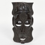 ARTE TRIBAL AFRICANA, uma (1) máscara entalhada em madeira, selo do Instituto Nacional do Patrimônio Cultural de Angola, medindo 21 x 11 cm, vide foto.
