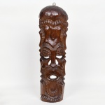 ARTE TRIBAL AFRICANA, uma (1) grande máscara entalhada em madeira, selo de origem parcialmente legível, medindo 64 cm altura, vide foto.