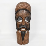 ARTE TRIBAL AFRICANA, uma (1) grande máscara entalhada em madeira, selo de origem parcialmente legível, medindo 71 cm altura, vide foto.