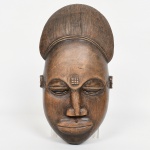 ARTE TRIBAL AFRICANA, uma (1) máscara entalhada em madeira, medindo 31 cm altura, vide foto.