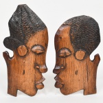 ARTE TRIBAL AFRICANA, duas (2) esculturas figurativas representando rostos, masculino e feminino, para pendurar em parede, origem Guiné-Bissau, medindo a maior 26 cm altura, vide foto.